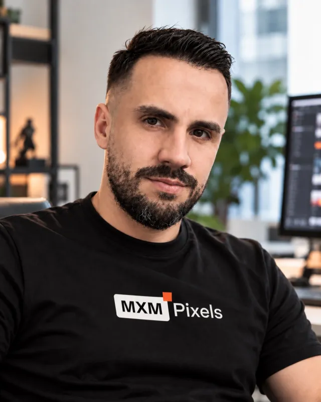 Bryan Maxim, la birou, într-un tricou MXMPixels